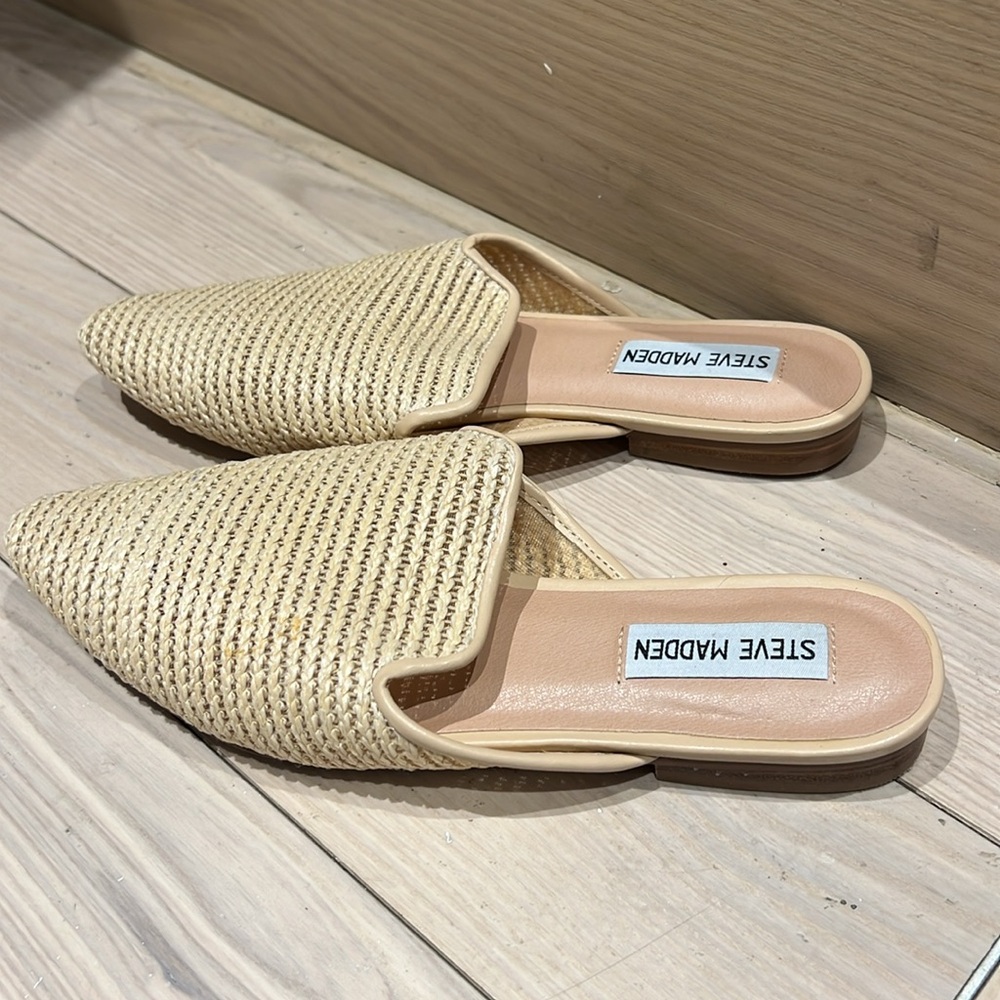 Steve Madden Women's Beige Straw Pointed-Toe Slip-On Mules - Picture 2 of 3